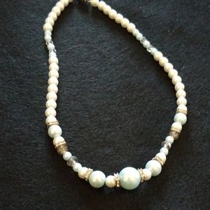 Very pretty Pearl glass beaded necklace